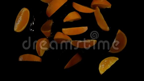 橙色和水片飞到镜头前视频的预览图