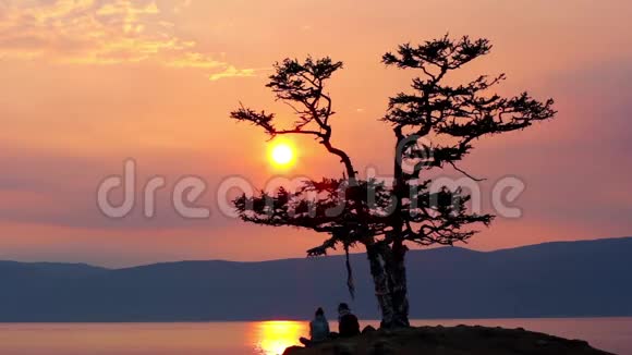 浪漫的情侣贝加尔湖美丽的日落视频的预览图
