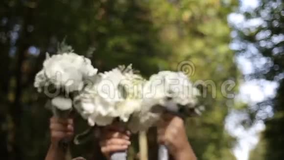 公园里的婚礼花束快视频的预览图