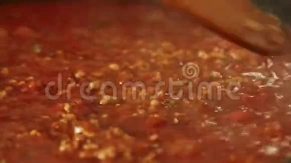 在厨房里煮意大利面条做香肠视频的预览图
