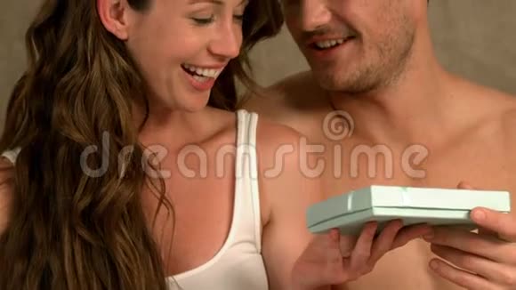 微笑的男人给他的女朋友撒谎的礼物视频的预览图