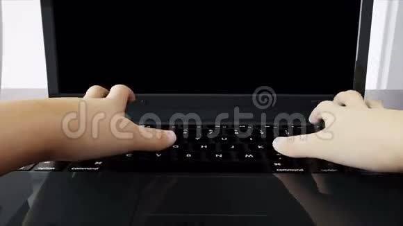 键盘上有很多手工作空间办公室工作理念现实的4k动画视频的预览图