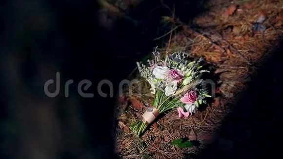 在森林的阳光下美丽的新娘花束高清视频的预览图