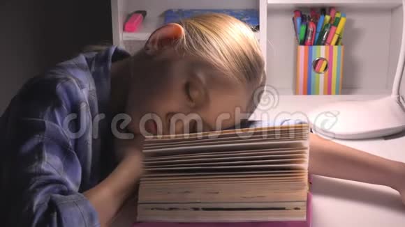 儿童睡眠疲惫的眼睛女孩肖像研究阅读儿童学习图书馆视频的预览图