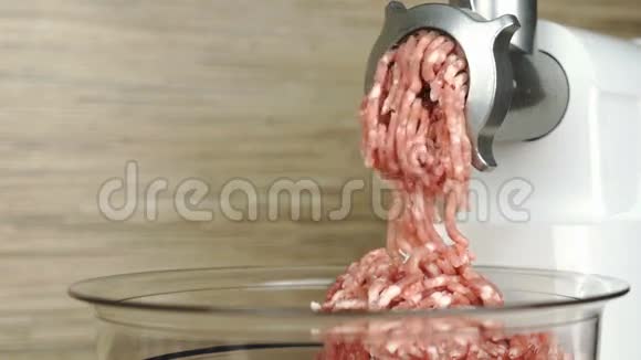 用电动绞肉机磨碎牛肉视频的预览图