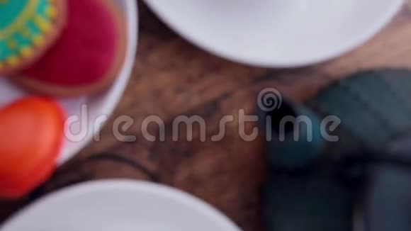 一个茶壶和一张老式桌子上的饼干等待一对约会的夫妇视频的预览图