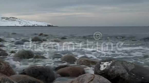 西班牙坎特布里海洋的大浪视频的预览图