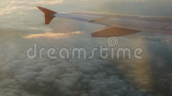 一架客机高空飞行的机翼视频的预览图