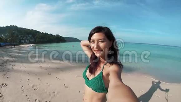 旅游女孩在海滩上自拍视频的预览图