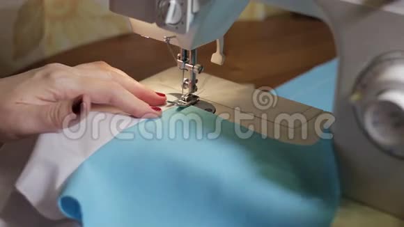 缝纫过程妇女在缝纫后的手视频的预览图
