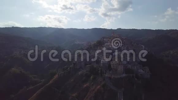 意大利阿布鲁佐的乡村教堂和山顶城堡令人叹为观止视频的预览图
