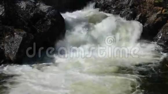 在岩石山脉的瀑布底部盘旋的水视频的预览图