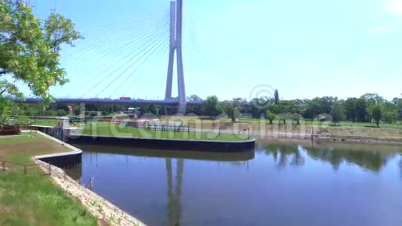 河上的公路高桥视频的预览图