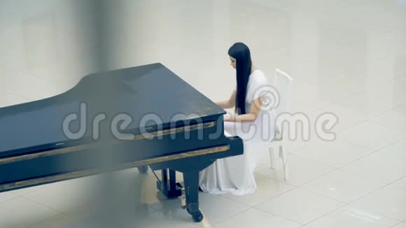 女钢琴家穿着白裙弹钢琴视频的预览图