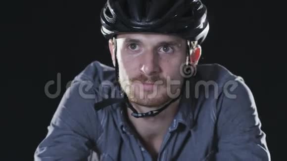 穿着衬衫戴着头盔骑着自行车锻炼身体视频的预览图