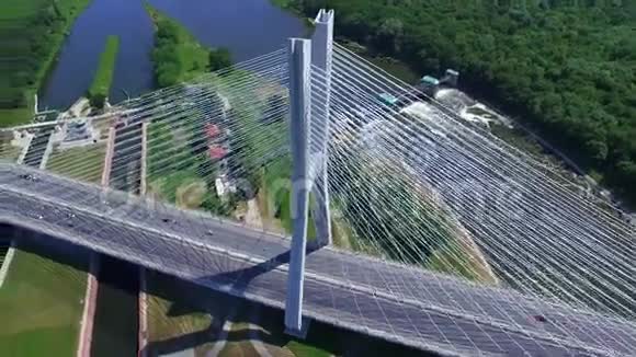 河上的公路高桥视频的预览图