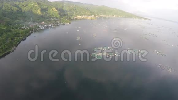 空中塔尔湖上的养鱼场视频的预览图