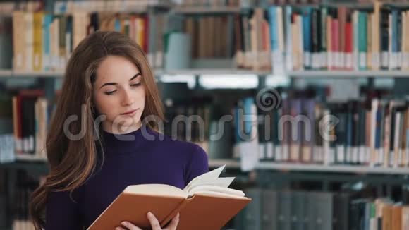 体贴的年轻女学生在图书馆看书视频的预览图