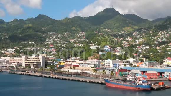 热带岛屿海岸的城市和港口圣文森特和格林纳丁斯金斯敦视频的预览图