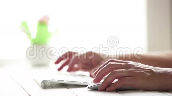 左撇子电脑使用者使用鼠标操作电脑视频的预览图