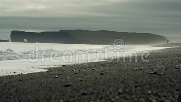 海滩上的岩石关闭视频的预览图