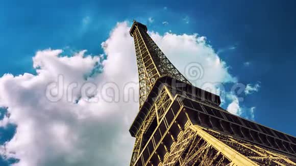 在埃菲尔铁塔上移动的云的时间推移法国巴黎4K视频的预览图