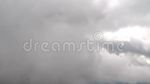 蓬松的灰色云层特写视频的预览图