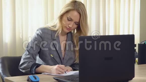 年轻的女商人在办公室的电脑里工作视频的预览图