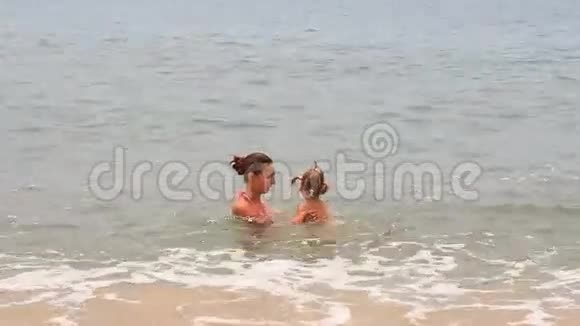小妈妈和小女儿在浅海里游泳视频的预览图