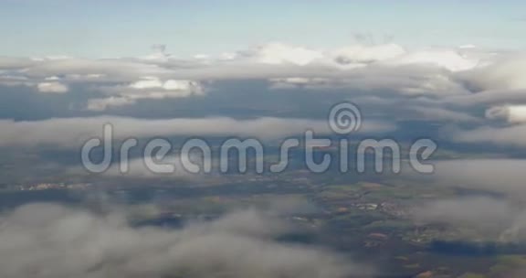 透过云层俯瞰城市视频的预览图