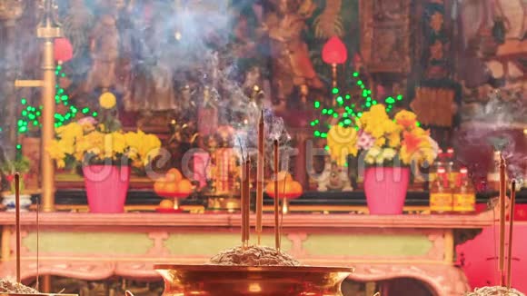 在印度神庙祭坛前的碗中烧棒视频的预览图