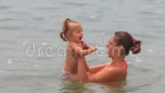 小妈妈和小女儿在浅海里游泳视频的预览图