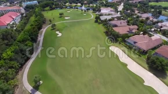 空中无人机视频高尔夫球场视频的预览图