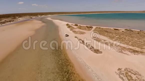 在陆地上用降落伞拍摄海岸和海洋视频的预览图