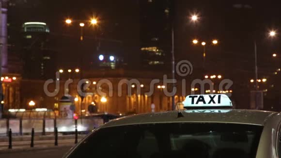 夜间城市交通背景下的出租车标志视频的预览图