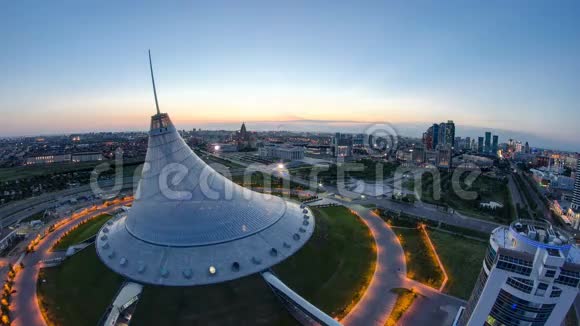 哈萨克斯坦时间推移市中心与汗沙特尔和中央商业区之间的夜景视频的预览图
