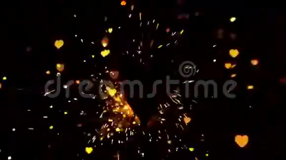 金色的纸屑和火花在心上飞舞视频的预览图