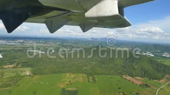 飞机机翼下的景观视频的预览图