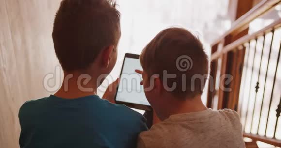 一家人白天在家共度时光视频的预览图