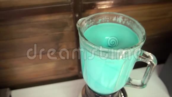 用搅拌机混合牛奶椰丝风味泡胶或薄荷的过程视频的预览图