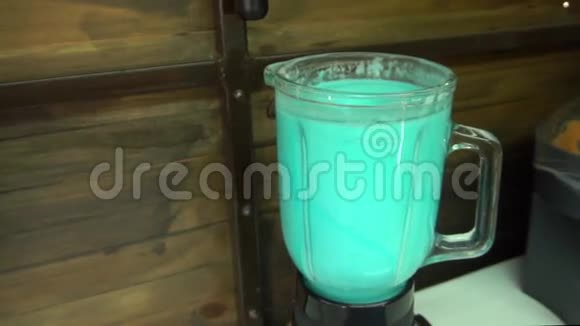用搅拌机混合牛奶椰丝风味泡胶或薄荷的过程视频的预览图