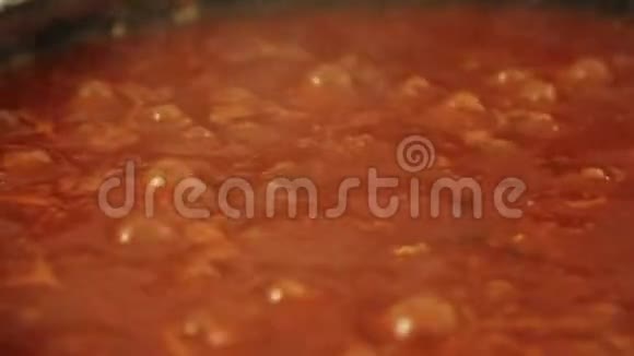 在厨房里做香肠和意大利面条视频的预览图