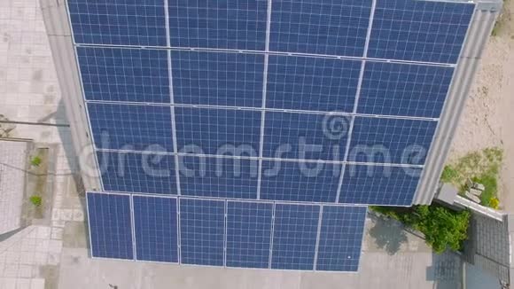 太阳能电池板收集阳光绿色能源的空中特写视频的预览图