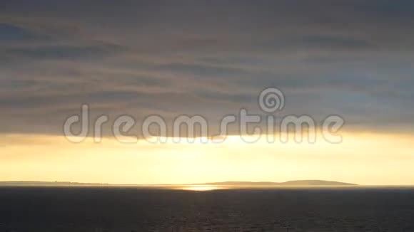阿佐夫海的卡桑蒂普湾日落时间克里米亚a视频的预览图