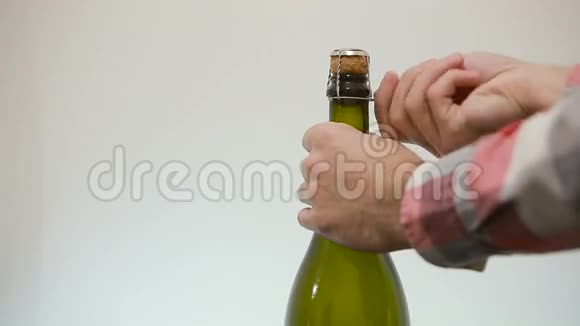 男人手打开香槟瓶视频的预览图