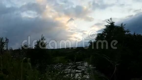 在堪察加半岛的斯波科尼河畔日落桧柏视频的预览图