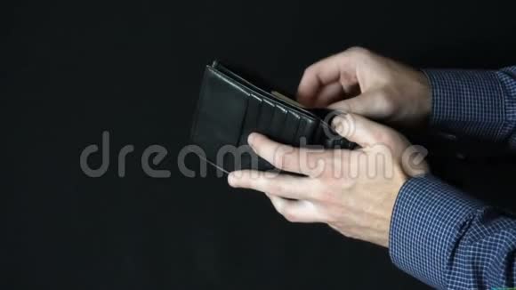 从钱包里拿钱那人打开皮夹掏出一张100美元的钞票视频的预览图
