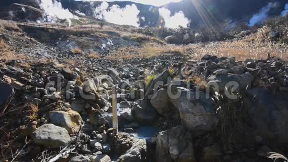 奥瓦库丹尼的硫磺流火山谷和温泉视频的预览图