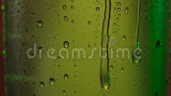 质地的水滴在绿色的啤酒瓶上视频的预览图