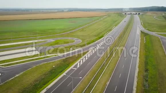 波兰高速公路沿线的卡车和其他交通的鸟瞰图视频的预览图